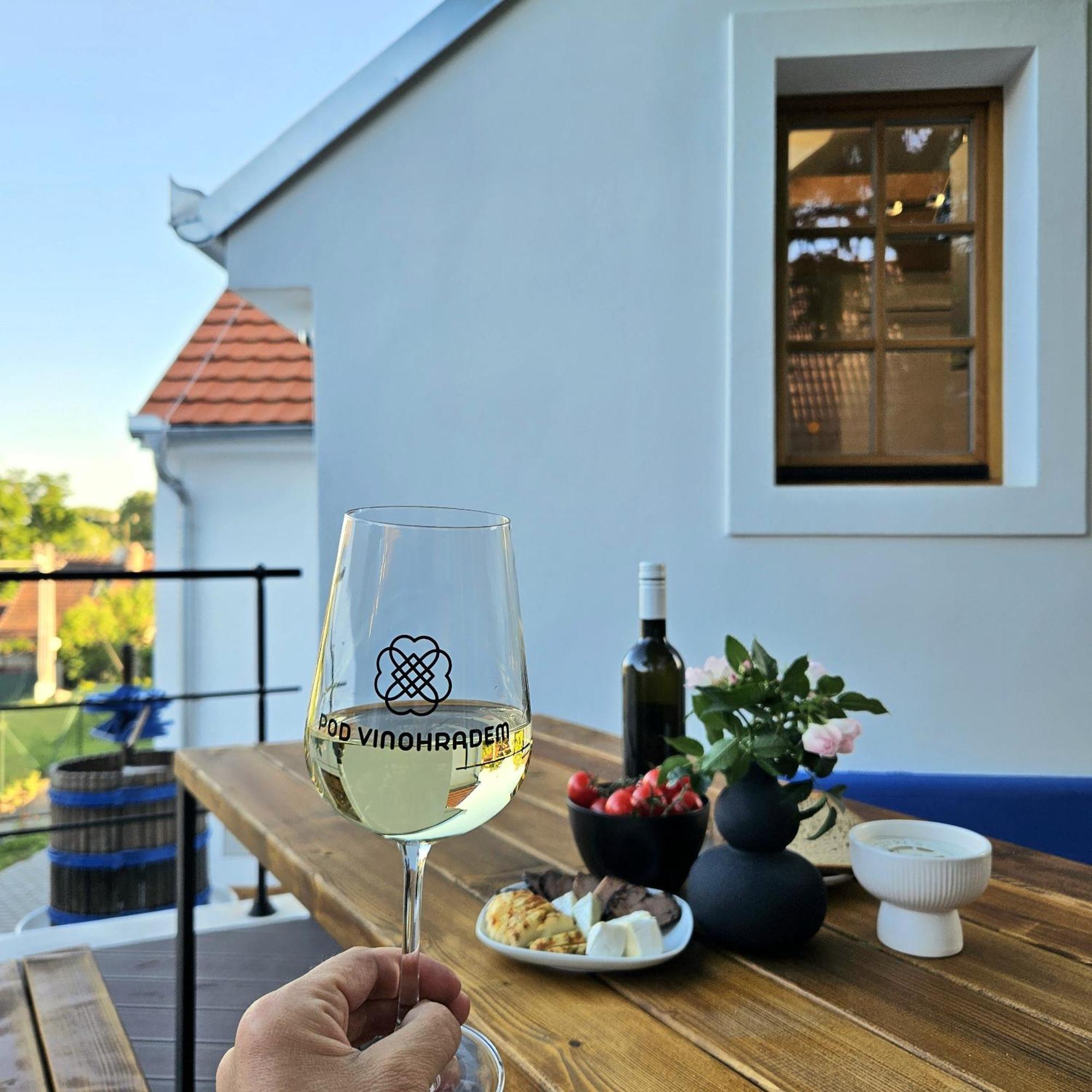 Pod Vinohradem - Apartmany & Vinne Sklepy Mutěnice Buitenkant foto
