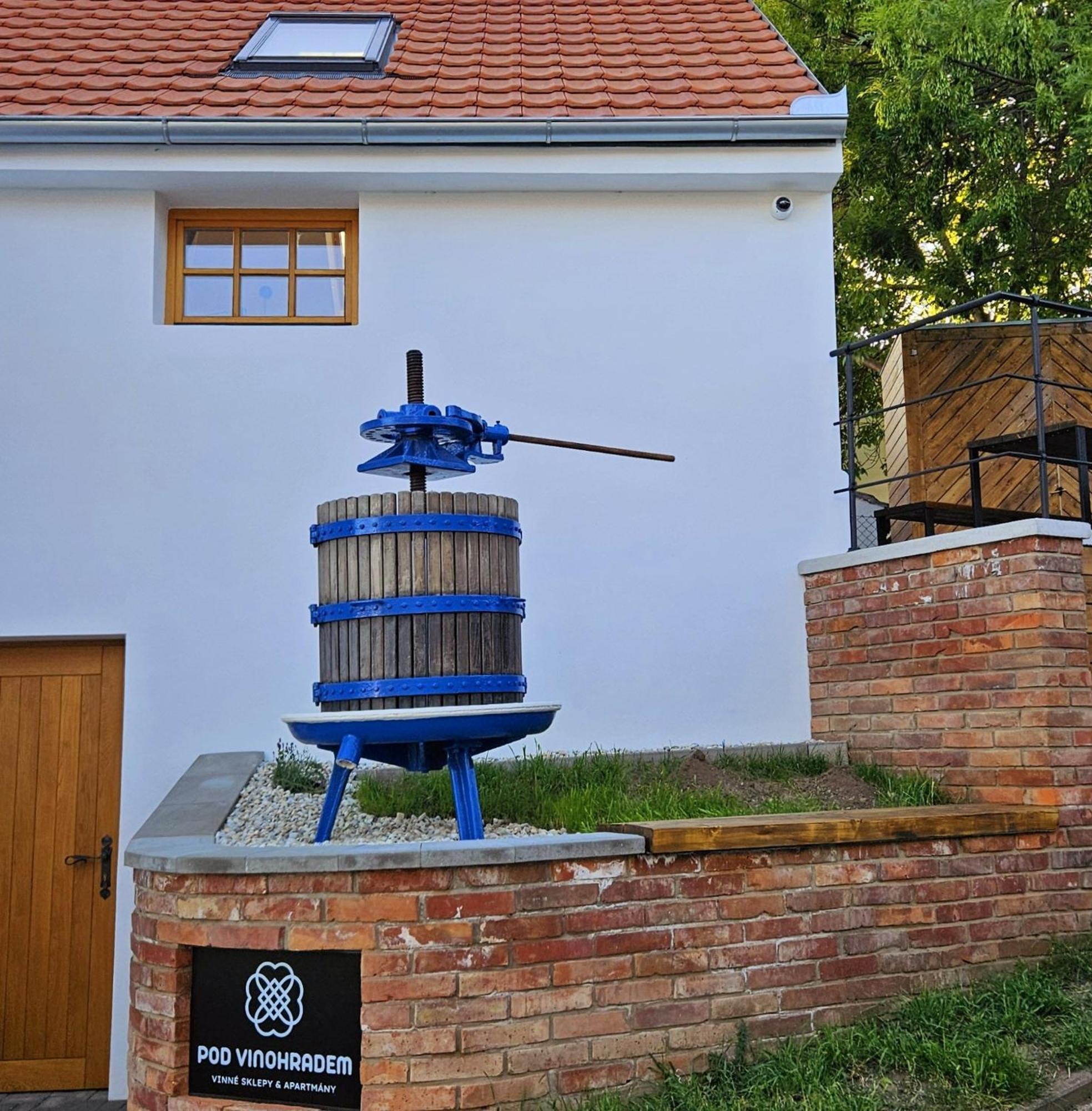 Pod Vinohradem - Apartmany & Vinne Sklepy Mutěnice Buitenkant foto