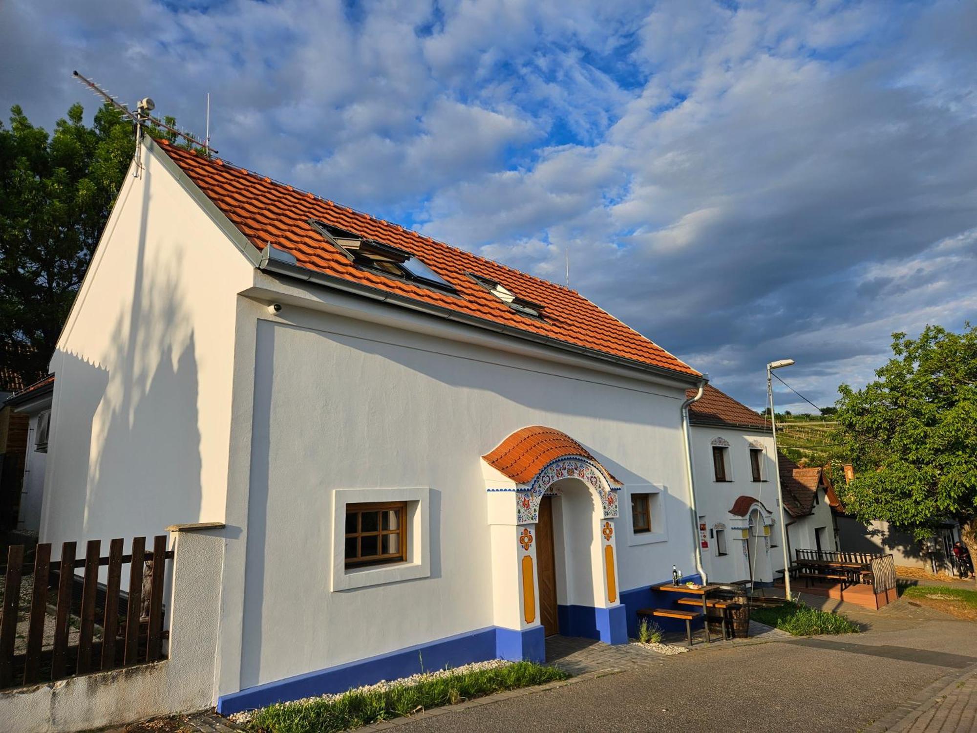Pod Vinohradem - Apartmany & Vinne Sklepy Mutěnice Buitenkant foto